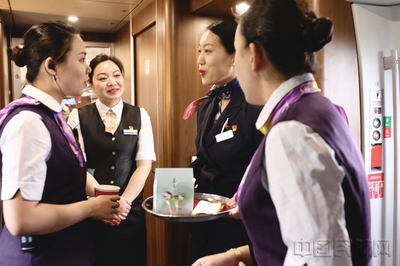 空鐵聯(lián)動(dòng)，溫情互通 東航空姐與上海“高姐”攜手打磨“真情服務(wù)”新標(biāo)桿